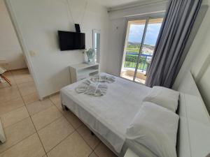福塔莱萨BEACH VILLAGE PRAIA DO FUTURO 904NORTE的一间卧室设有一张床和一个美景窗户。
