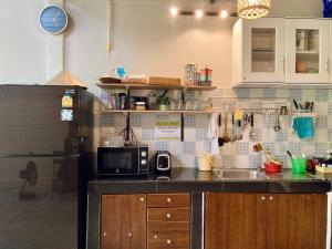 甲米镇Simple House Ao Nang - B&B的厨房配有水槽和微波炉