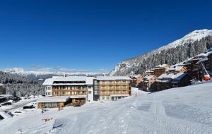 索内纳尔佩·纳斯费尔德克恩顿酒店的雪地滑雪坡上的滑雪小屋