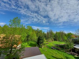 代尔尼采Apartman Tinče的从房子屋顶上欣赏田野和树木的景色