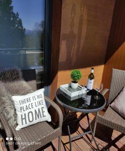什特尔布斯凯普莱索Armeria Residence Snow的配有一瓶葡萄酒和枕头的庭院桌子