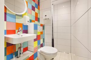 阿姆斯特丹阿姆斯特丹汉斯布林克旅馆的一间带卫生间和水槽的浴室