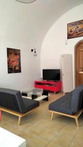 布鲁瓦Appartement "La Chocolaterie" en Centre-Ville linge inclus的客厅配有两张沙发和一台电视机