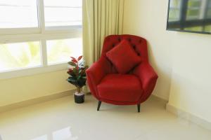 塞拉莱ALmansor furnished Apartment 1的靠窗的房间的红色椅子