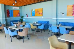 塞拉莱ALmansor furnished Apartment 1的餐厅拥有蓝色的墙壁和桌椅