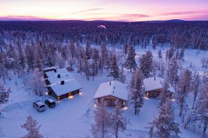 萨利色尔卡极光小屋度假屋的雪中房屋的空中景观