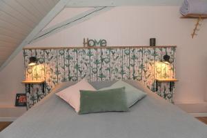 科尔马Chambres d'hôtes Chez Caroline的一间卧室配有一张带两个枕头的床
