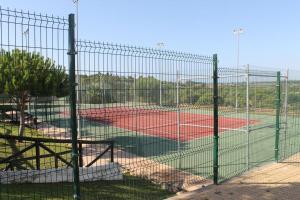 伊斯兰蒂拉Hacienda Golf Ático Islantilla的网球场和2个网球场