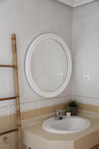 卡拉德费斯特拉特Benimar La Cala的一间带水槽和镜子的浴室
