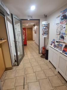 克拉科夫琥珀旅馆的铺着瓷砖地板的商店走廊