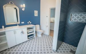 哈普萨卢苏发旅馆的一间带水槽、卫生间和镜子的浴室