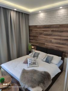 什特尔布斯凯普莱索Armeria Residence Snow的一间卧室配有一张木墙床。
