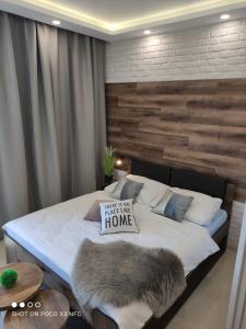 什特尔布斯凯普莱索Armeria Residence Snow的一间卧室,配有一张带标志的床