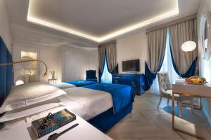 阿巴诺泰尔梅Hotel Premiere Abano的配有一张床和一张书桌的酒店客房