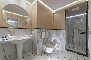 阿巴诺泰尔梅Hotel Premiere Abano的一间带水槽、淋浴和卫生间的浴室