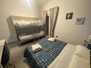 普尔萨诺B&B Alto Salento - Pool and Sun的一间卧室配有一张带折叠毛巾的床。