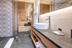 里约·迪·普斯特里亚App Mulin Moidl mit Sauna的一间带水槽和淋浴的浴室
