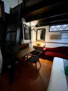 曼谷布鲁斯103号酒店的一间设有桌子、一张沙发和一张床的客房