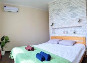 基辅Golosievo residence 60m2的一间卧室配有一张床,上面有两条毛巾