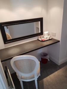莫维尔草甸住宿加早餐旅馆的浴室设有镜子和白色水槽