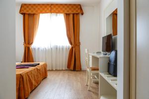 维泰博Hotel Villa Sofia的客房设有床、电视和窗户。