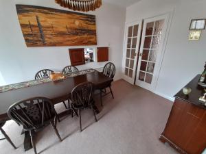 哈文特Comfort House的一间带木桌和椅子的用餐室