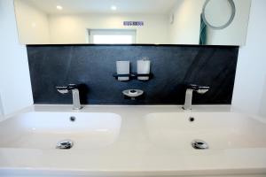 EynattenMarias Guest House的浴室设有白色水槽和镜子