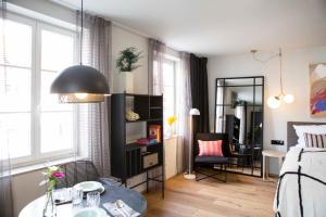 巴特绍尔高Livingloft Apartments的一间卧室配有一张床、一张桌子和一张桌子