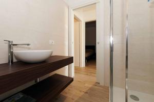 ApartmentsGarda - Garda31 Residence的一间浴室
