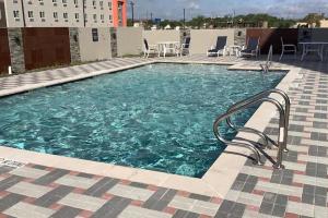 科珀斯克里斯蒂La Quinta Inn & Suites by Wyndham Corpus Christi Southeast的大楼顶部的大型游泳池