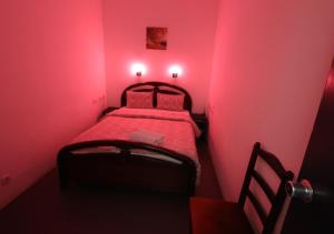 里斯本迎宾旅馆的红色的房间,配有床和椅子