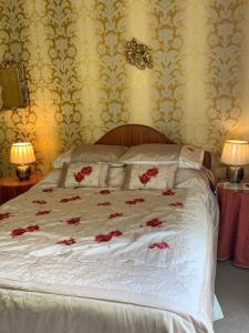 莫尔德Harrisons Hall Bed & Breakfast的一间卧室,床上有红色的鲜花