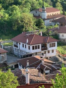 梅尔尼克Сининкова Къща的享有村庄美景,设有房屋和教堂