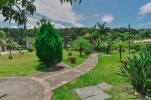 弗洛里亚诺波利斯Villa Oliva Residence的公园里的一个有树的走道
