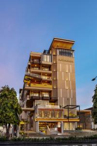 日惹The Manohara Hotel Yogyakarta的建筑的 ⁇ 染