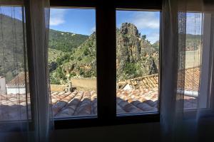 艾纳Alojamientos Rurales Entre Rocas的客房设有2扇窗户,享有山景。