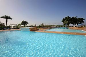 阿加迪尔阿内兹大厦酒店 的蓝色海水大型游泳池
