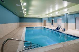 圣彼得斯Holiday Inn Express & Suites - St Peters, an IHG Hotel的一座拥有蓝色墙壁的大型游泳池