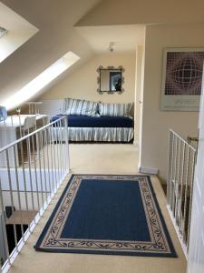 多瑙艾辛根Maisonette Ferienappartement mit Garten的一间房间内的楼梯,上面有蓝色地毯