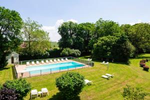 沙尼Château de Bellecroix的享有庭院游泳池的顶部景色