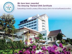 那空拍侬府Fortune River View Hotel Nakhon Phanom的一座在前面布满紫色花的建筑
