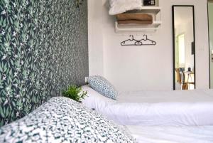 第戎图洛特酒店的一间卧室设有两张床和壁纸墙