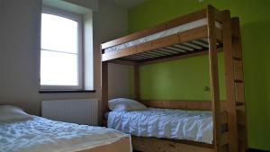 Vakantiewoning onZENhof客房内的一张或多张双层床