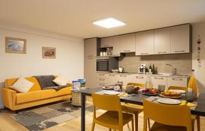 Pieve TesinoL' aurora的厨房以及带桌椅的起居室。