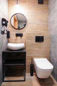 切哈努夫Lofft Hotel的浴室设有白色水槽和镜子