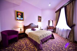 埃里温METROPOL HOTEL Yerevan的配有一张床和一把椅子的酒店客房