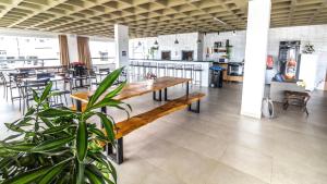 弗洛里亚诺波利斯Hotel & Pousada Favareto的一间带木桌和椅子的餐厅和一间自助餐厅