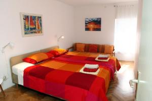 皮兰Spacious Piran Central Apartment for 5 Pax BG的一间卧室配有一张大床和色彩缤纷的毯子