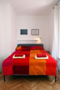 皮兰Spacious Piran Central Apartment for 5 Pax BG的一间卧室配有一张色彩缤纷的床和两个枕头