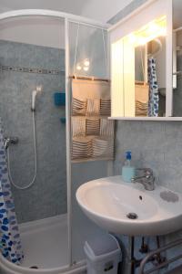 皮兰Spacious Piran Central Apartment for 5 Pax BG的一间带水槽和淋浴的浴室
